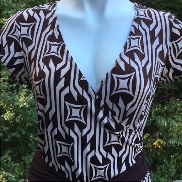 Faux wrap chocolate and vanilla diamond geometric dress with tie waist size 8 - Picture 2 of 6